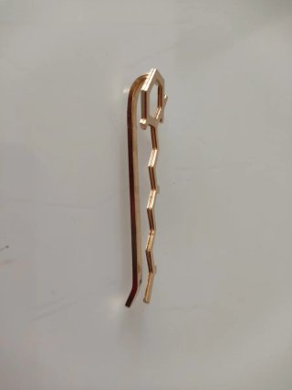 Pinza pisacorbata bañada en oro