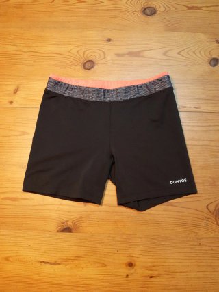 Pantalón corto deportivo Domyos negro y rosa