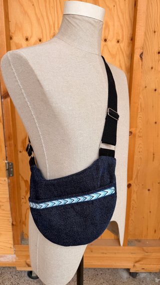 Riñonera de tela vaquera con cinta decorativa