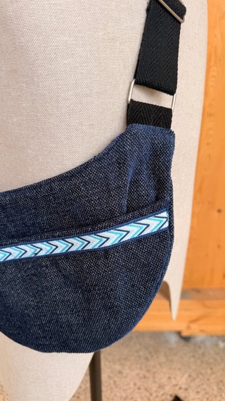 Riñonera de tela vaquera con cinta decorativa