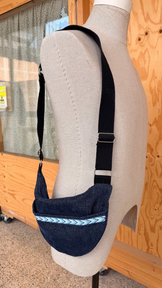 Riñonera de tela vaquera con cinta decorativa