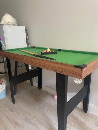 Mesa de billar con accesorios