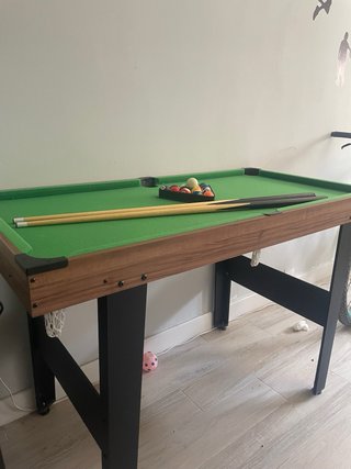 Mesa de billar con accesorios