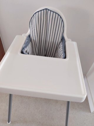 Trona Ikea con bandeja y reductor