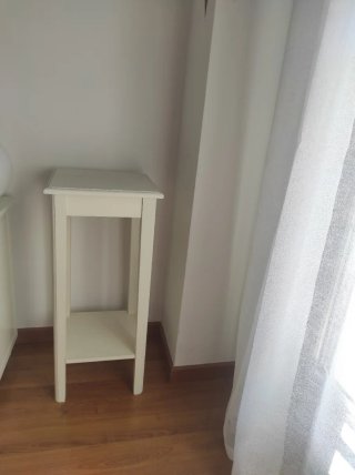 Mesa auxiliar madera blanca y gris