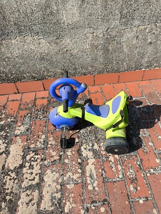 Triciclo infantil verde y azul