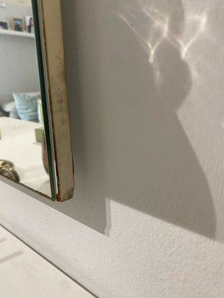 Cómoda y espejo con estantes.