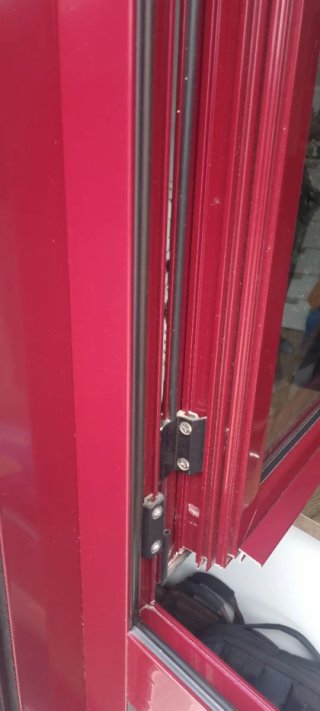 Ventanas de aluminio color burdeos