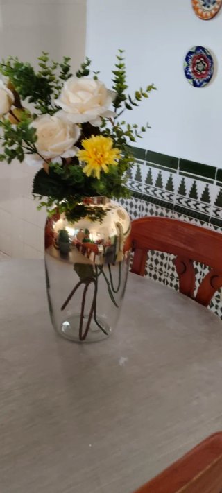 Jarrón de cristal y metal dorado