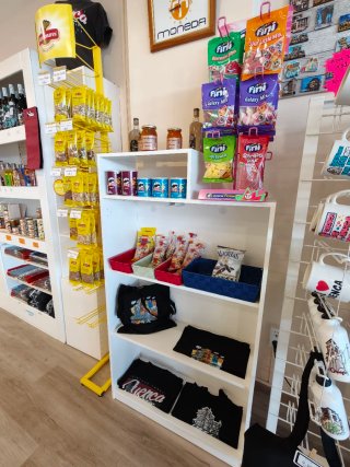 Muebles blancos para tienda
