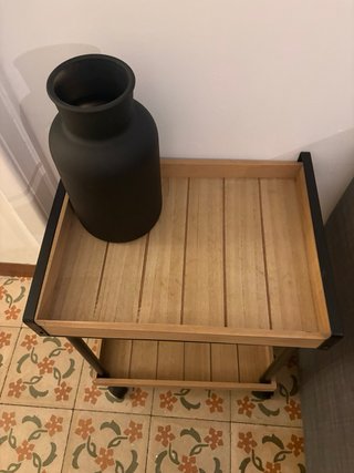 Mesa auxiliar de metal y madera  + jarrón