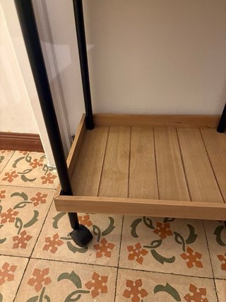Mesa auxiliar de metal y madera  + jarrón