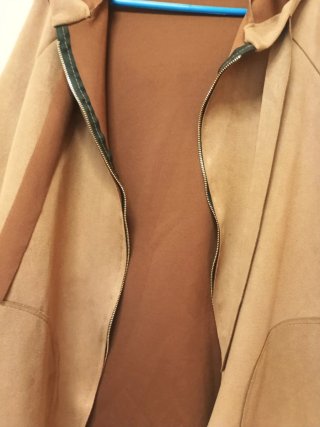 Chaqueta de ante marrón con capucha