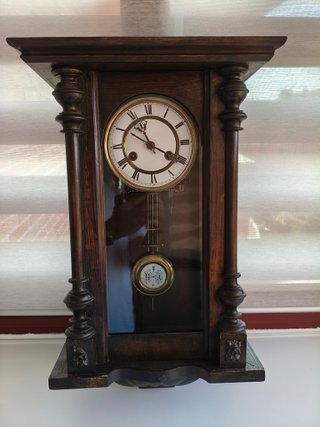 Reloj de pared antiguo de madera con sonería.