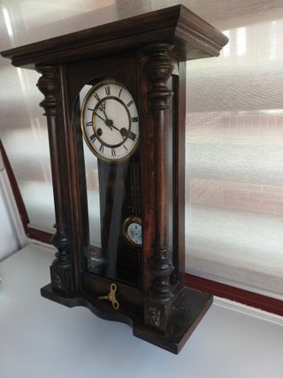 Reloj de pared antiguo de madera con sonería.