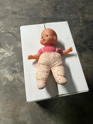 Muñeco bebé con traje floral