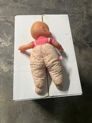 Muñeco bebé con traje floral