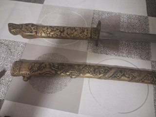 Espada con cabeza de dragón