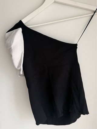 Top asimetrico Zara Negro Lazo Blanco