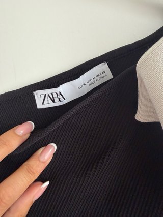 Top asimetrico Zara Negro Lazo Blanco