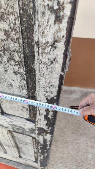 Puerta antigua de madera con reja