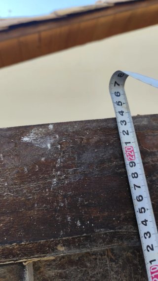 Puerta antigua de madera con reja