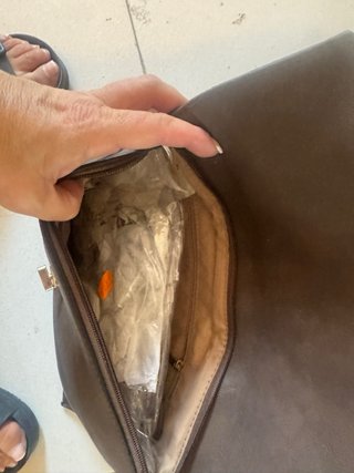 Bolso cartera marrón con detalle dorado
