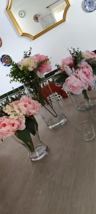 Jarrones de cristal transparentes y rosas