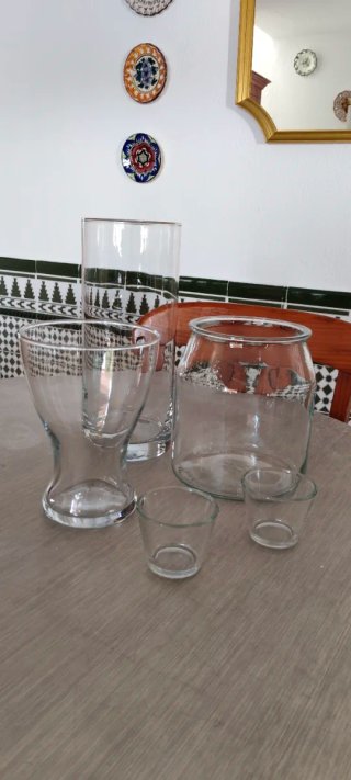 Jarrones de cristal transparentes y rosas