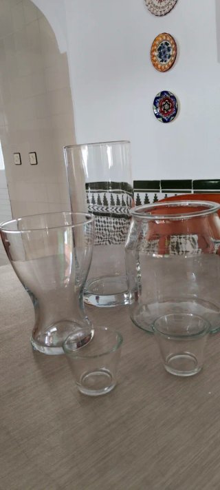 Jarrones de cristal transparentes y rosas