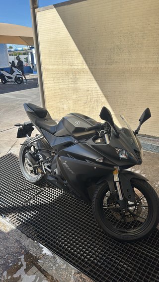 Yamaha YZF 125R Negra