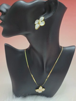Conjunto Collar y Pendientes Flor