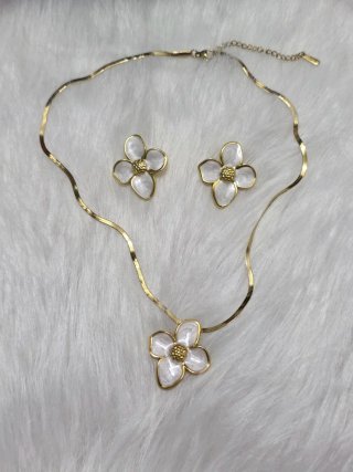 Conjunto Collar y Pendientes Flor