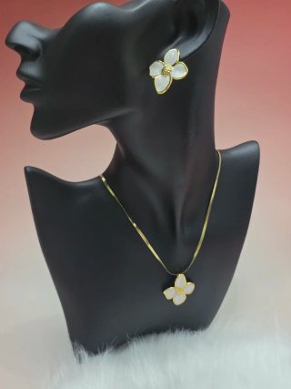 Conjunto Collar y Pendientes Flor