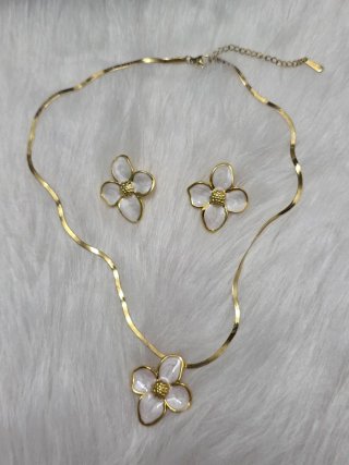 Conjunto Collar y Pendientes Flor