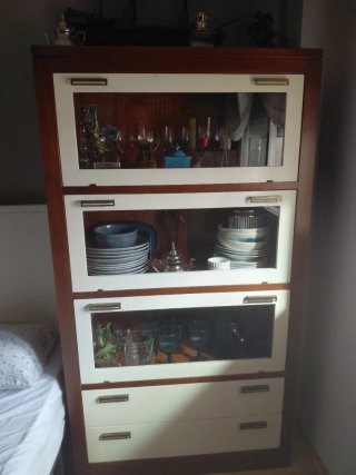 Aparador de madera con puertas de cristal