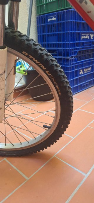 Bicicleta infantil roja y blanca