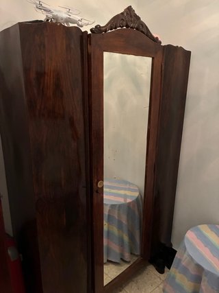 Armario antiguo de madera con espejo