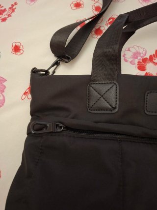 Bolso con llavero colgante