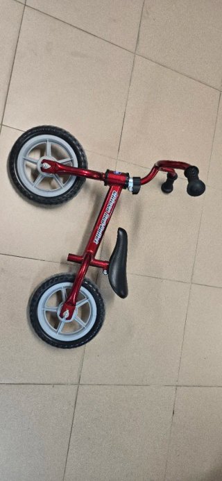 Bicicleta de equilibrio roja