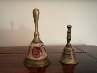 Lote 2 campane vintage in ottone decorate