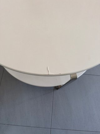Mesa redonda blanca y metal