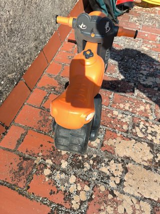 Moto infantil naranja y negra