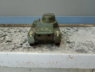 Tanque de juguete antiguo