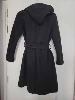 Abrigo Zara Negro con capucha y cinturón