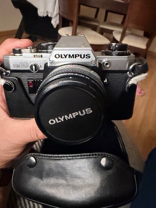 Olympus OM10 Cámara Analógica Plata y Negra