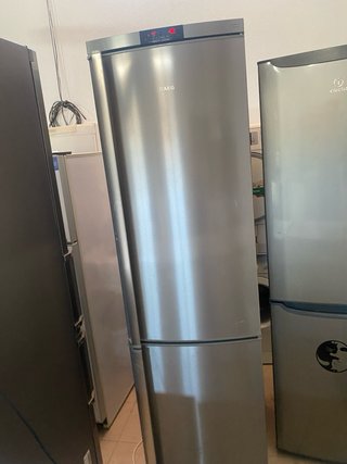 Nevera AEG plateada