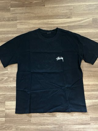 Camiseta Stussy Negra con Diseño Gráfico