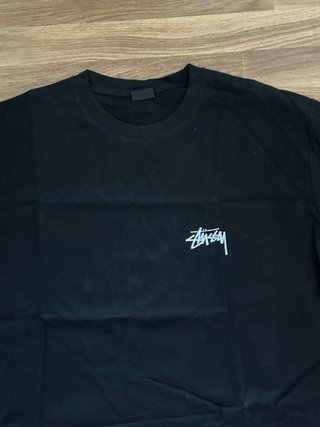 Camiseta Stussy Negra con Diseño Gráfico