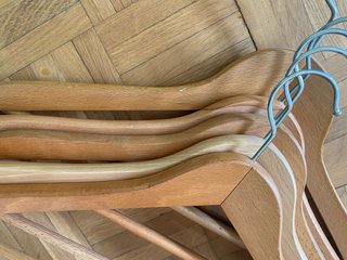 5 perchas de madera